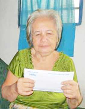 Trao tiền từ thiện