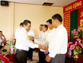 Trao học bổng, tặng quà tiếp sức học sinh nghèo đến trường