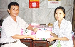 Trao tiền từ thiện