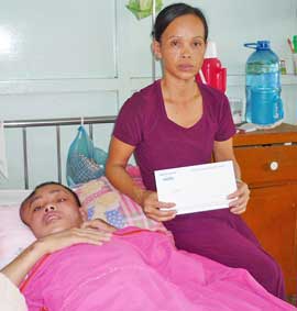 Trao tiền từ thiện