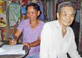 Trao tiền từ thiện