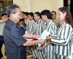 Phó Thủ tướng Trương Vĩnh Trọng
dự lễ công bố Quyết định 
đặc xá năm 2010