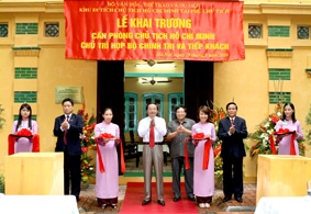 Khai trương di tích Căn phòng Chủ tịch Hồ Chí Minh
chủ trì họp Bộ Chính trị và tiếp khách