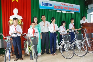 Báo Cần Thơ tổ chức trao
30 xe đạp cho học sinh nghèo, hiếu học ở quận Ô Môn