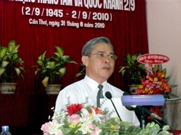 Tổ chức trọng thể lễ kỷ niệm
65 năm Cách mạng Tháng Tám
thành công và Quốc khánh 2-9