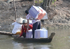 TỪ 1-9-2010: Kinh doanh, buôn bán thuốc lá, 
rượu nhập lậu sẽ bị phạt đến 100 triệu đồng