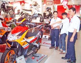 Gia tăng khuyến mãi để hút khách