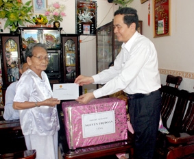 Phó Chủ tịch nước Nguyễn Thị Doan
tặng quà cho Mẹ Việt Nam Anh hùng
và gia đình chính sách tiêu biểu