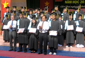 Phấn đấu hơn nữa, xứng đáng với truyền thống
anh hùng của Trường Lý Tự Trọng Khu Tây Nam bộ