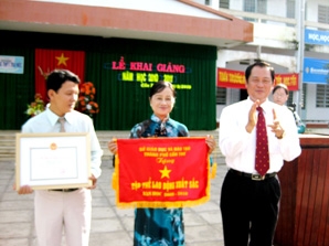 Nhiều trường khai giảng năm học mới