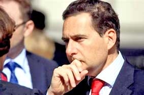 Bộ trưởng Pháp hoãn đám cưới vì Facebook