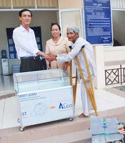 Ông Nguyễn Bá Công đã được 
nhà hảo tâm tặng chiếc tủ bán vé số