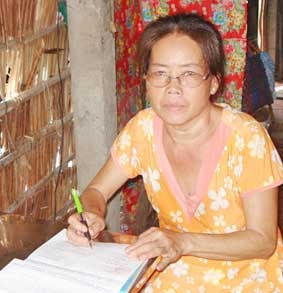 Trao tiền từ thiện