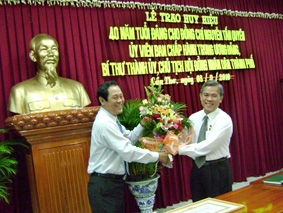 459 đảng viên nhận huy hiệu cao tuổi Đảng