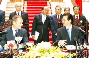 Tổng Bí thư Nông Đức Mạnh tiếp, Thủ tướng Nguyễn Tấn Dũng hội đàm với Thủ tướng Ba Lan Donald Tusk