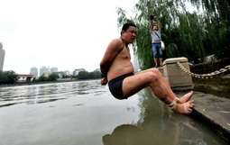 Tập bơi với tay chân bị trói