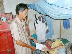 Trao tiền từ thiện