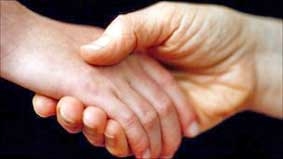 Bắt tay chặt... sống lâu!