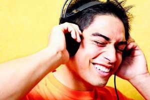 Nguy cơ điếc với 
tai nghe