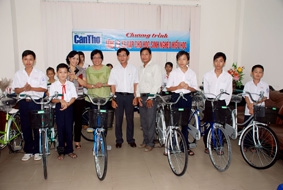 Báo Cần Thơ vận động tặng 72 xe đạp cho học sinh nghèo, hiếu học