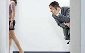 Ăn mặc hở hang có thể bị mất việc!