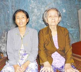 Chị Mực và người mẹ mù lòa cần được giúp đỡ