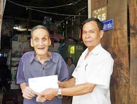 Trao tiền từ thiện