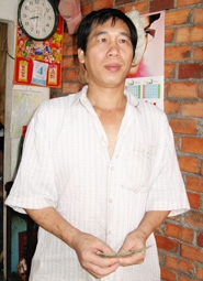 Trao tiền từ thiện