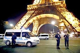VỤ ĐE DỌA ĐÁNH BOM TẠI PHÁP:
Tháp Eiffel hoạt động trở lại