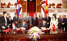 Thủ tướng Nguyễn Tấn Dũng đón tiếp, hội đàm với Thủ tướng Chính phủ Lào Bua-xỏn Búp-phả-văn