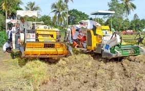 Hội thi máy thu hoạch lúa các tỉnh phía Nam năm 2010