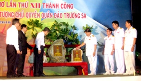 Mít tinh chào mừng Đại hội Đại biểu Đảng bộ TP Cần Thơ lần thứ XII thành công và Lễ tiếp nhận đá chủ quyền, cây bàng Trường Sa