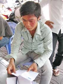 Trao tiền từ thiện