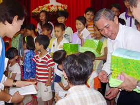 Lãnh đạo TP Cần Thơ thăm hỏi và tặng quà cho trẻ bị bệnh tim bẩm sinh có hoàn cảnh khó khăn