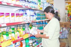 Các hãng sữa ngoại tranh thủ "đẩy" giá