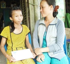 Trao tiền từ thiện