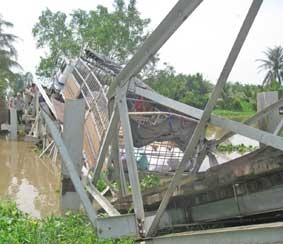 Bến Tre: Sập cầu trên quốc lộ 57