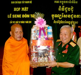 Họp mặt mừng lễ Sene Đôn ta năm 2010