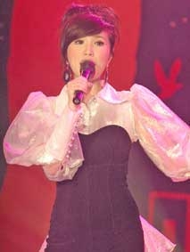 "Ca sĩ kiêm nhạc sĩ" nửa mùa !