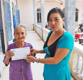 Trao tiền từ thiện