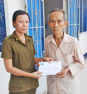 Trao tiền từ thiện