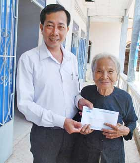 Trao tiền từ thiện