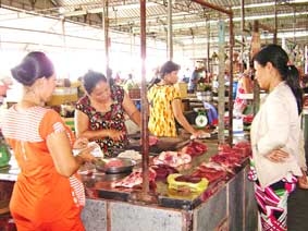 Giá heo hơi giảm, người nuôi gặp khó khăn