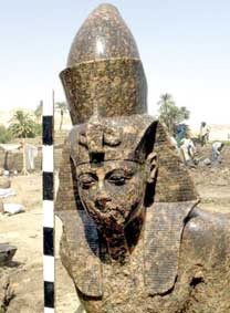 Ai Cập khai quật được 
một phần bức tượng Vua Amenhotep III