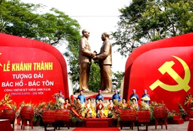 Tổng Bí thư Nông Đức Mạnh dự lễ khởi công xây dựng công trình tượng đài Bác Hồ với các dân tộc Tây Nguyên