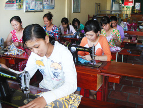 Trang bị nghề phổ thông,
ổn định việc làm và thu nhập