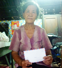 Trao tiền từ thiện