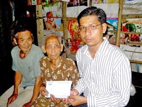 Trao tiền từ thiện