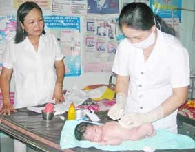 Cứu một em bé sơ sinh bị thả trôi sông