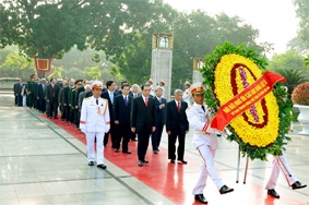 Lãnh đạo Đảng, Nhà nước vào lăng viếng Chủ tịch Hồ Chí Minh; đặt vòng hoa, dâng hương tưởng niệm các anh hùng, liệt sĩ